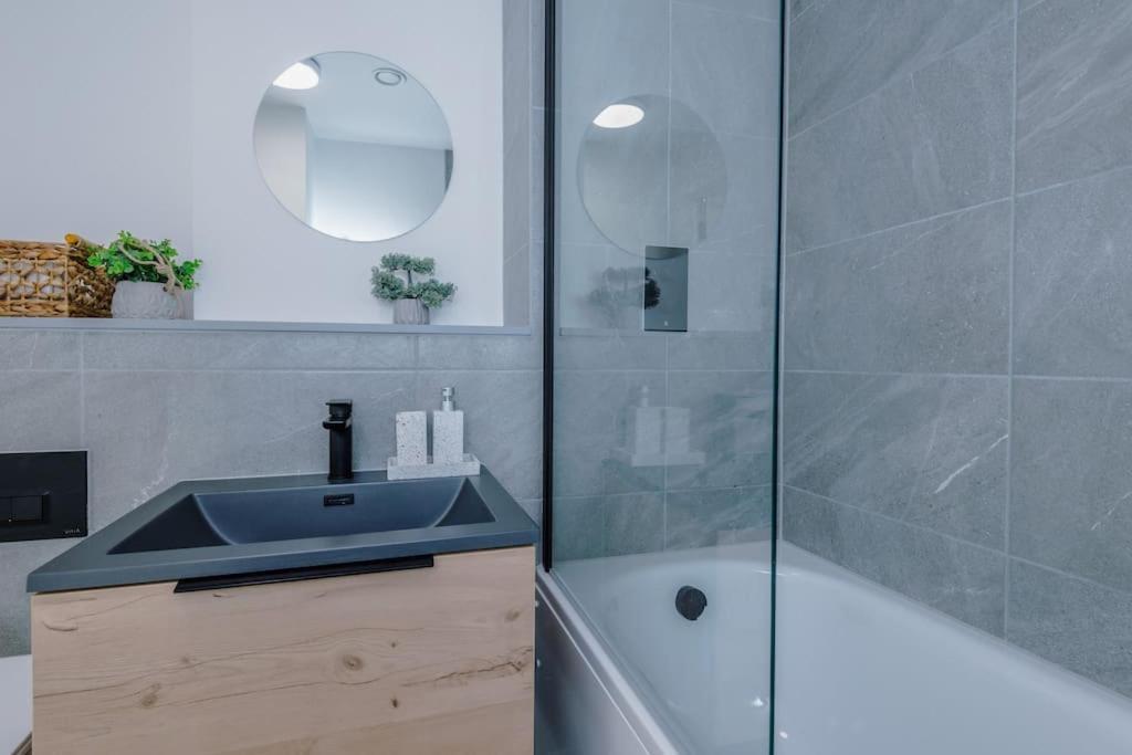 Stunning 2-Bed Premium Apartment - Free Wi-Fi Preston  Dış mekan fotoğraf