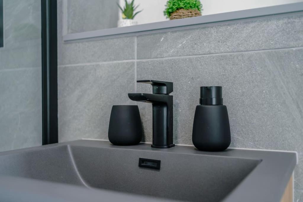 Stunning 2-Bed Premium Apartment - Free Wi-Fi Preston  Dış mekan fotoğraf